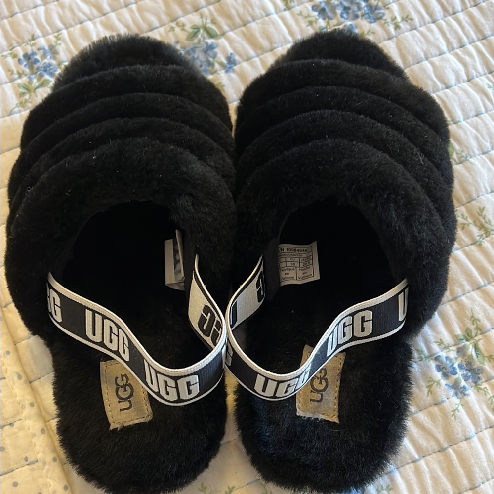 UGG Baby Girls' Fluff Yeah Slide Slipper Black Fluffy Slippers size 4